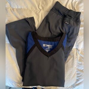 Grey’s Anatomy by Barco active scrub set. Size M bottoms/size L top.